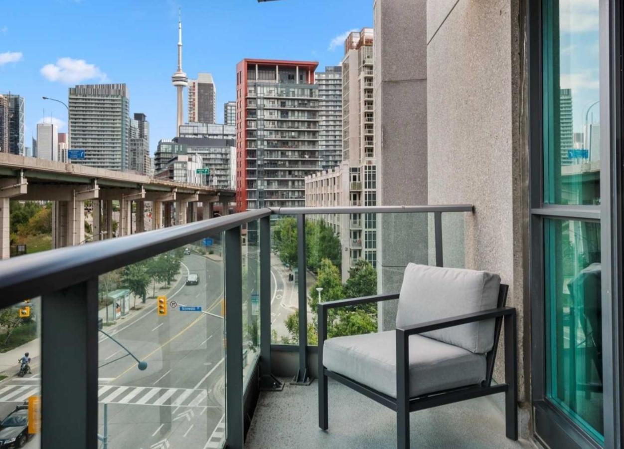 Cn Tower View With Free Parking, Pool, & More Amenities Toronto Luaran gambar