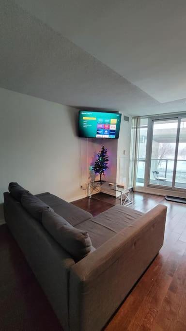 Cn Tower View With Free Parking, Pool, & More Amenities Toronto Luaran gambar
