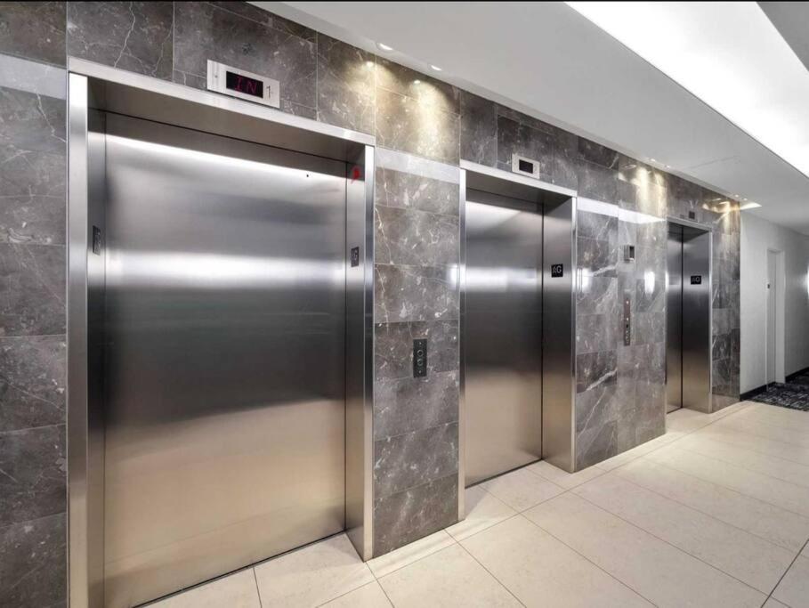 Cn Tower View With Free Parking, Pool, & More Amenities Toronto Luaran gambar