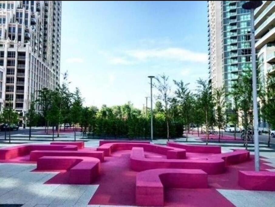 Cn Tower View With Free Parking, Pool, & More Amenities Toronto Luaran gambar