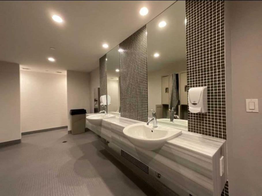 Cn Tower View With Free Parking, Pool, & More Amenities Toronto Luaran gambar