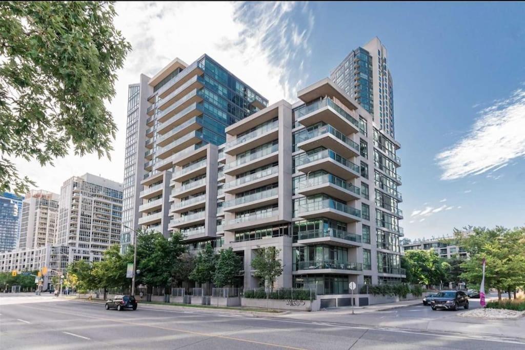 Cn Tower View With Free Parking, Pool, & More Amenities Toronto Luaran gambar