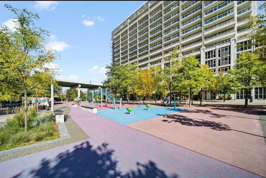 Cn Tower View With Free Parking, Pool, & More Amenities Toronto Luaran gambar