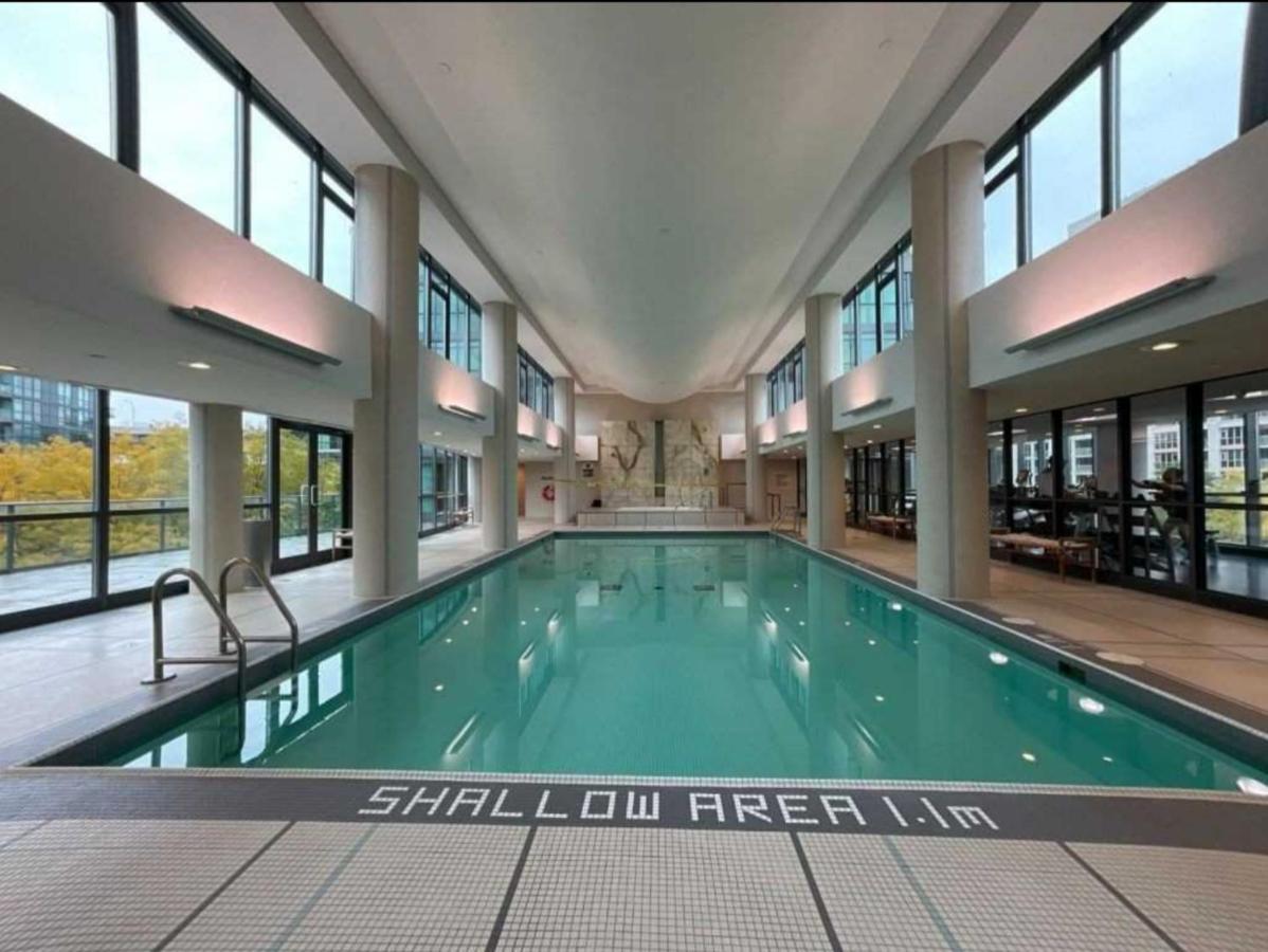 Cn Tower View With Free Parking, Pool, & More Amenities Toronto Luaran gambar